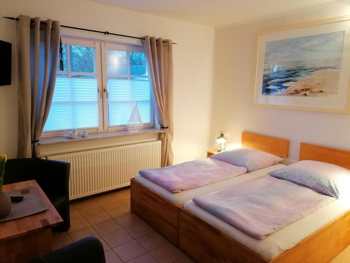 Boddenhus Auf Ruegen - Ferienwohnungen Und Pension Rappin Exterior photo