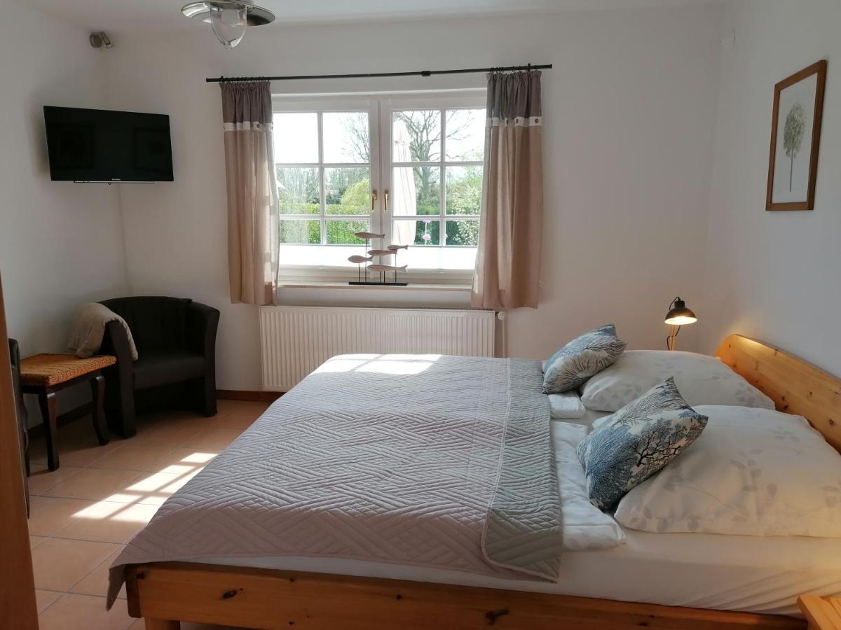 Boddenhus Auf Ruegen - Ferienwohnungen Und Pension Rappin Exterior photo
